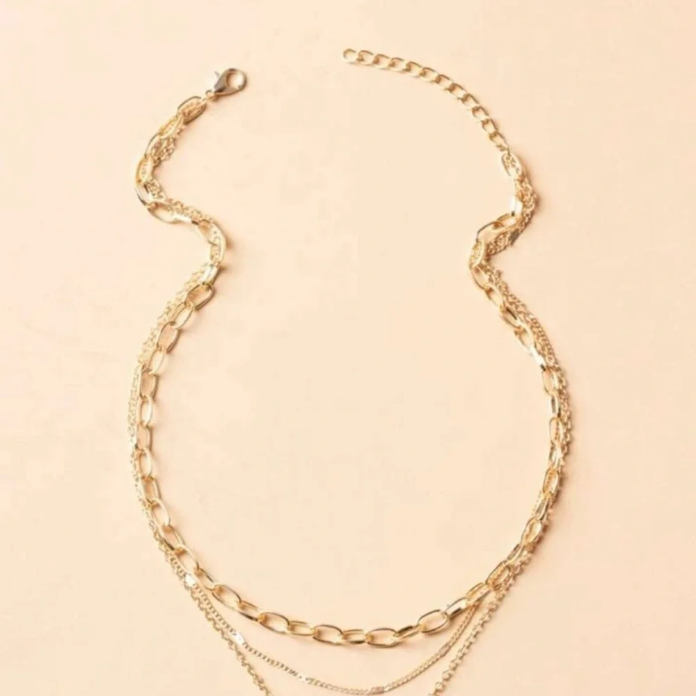 ✨NEW✨Gold Layered Twisted Circle Pendant Necklace - Picture 3 of 4